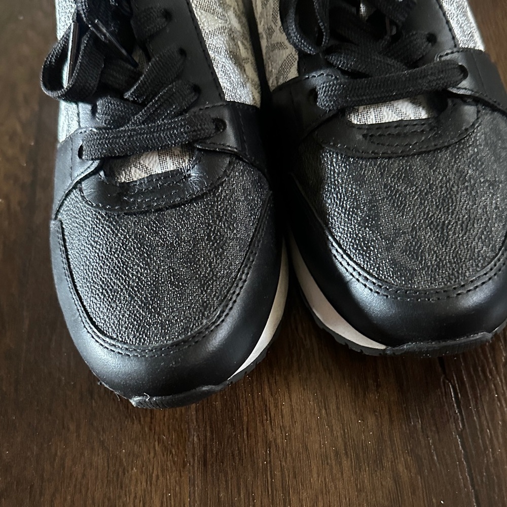 Women’s Michael Kors Black and Silver Logo Panel Sneakers Size:6.5 - Picture 3 of 16